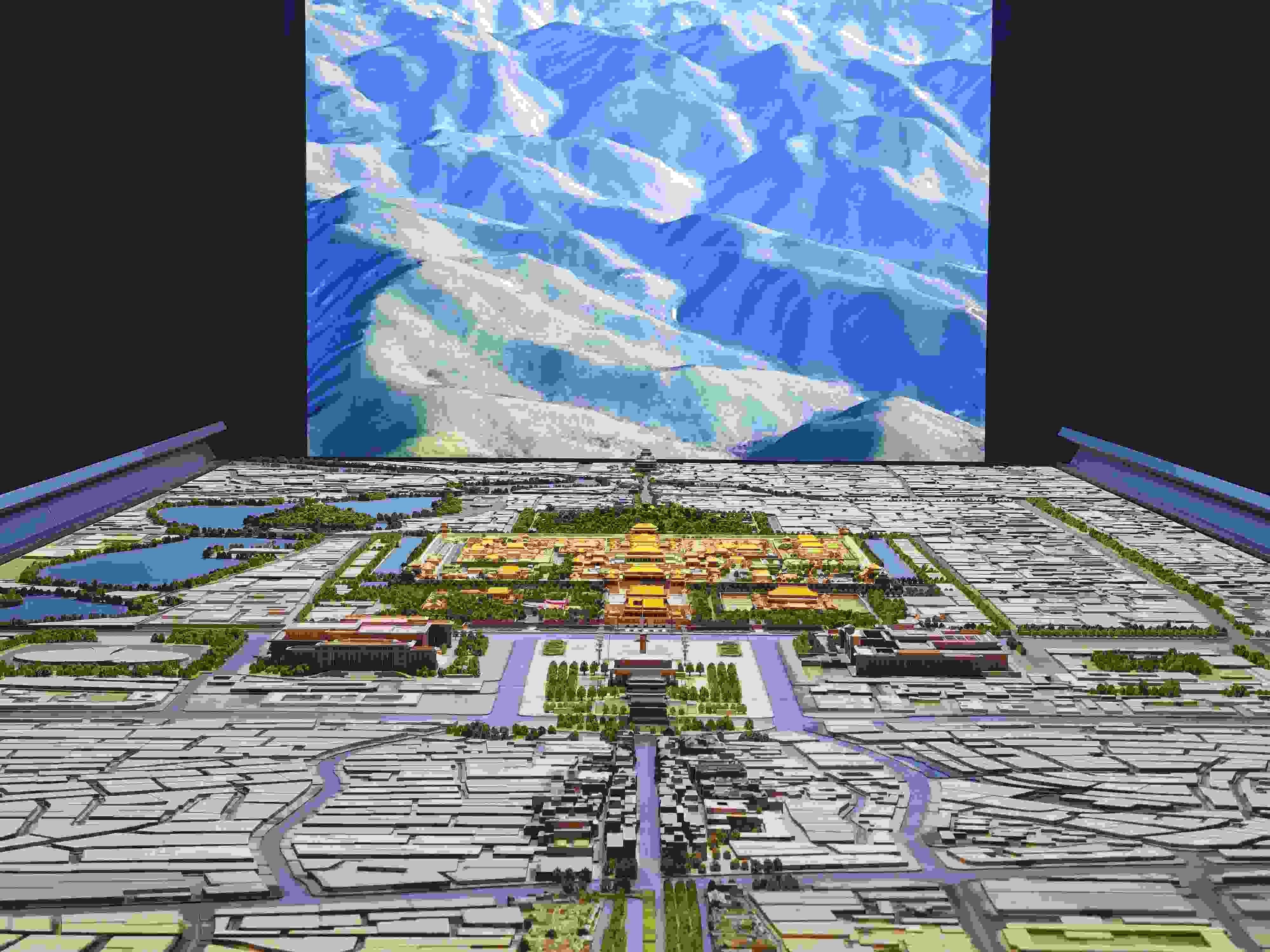 2023年3月，北京首都博物館精心制作的16米長中軸線沙盤，配以立體投影技術(shù)，展現(xiàn)了北京中軸線之壯美。