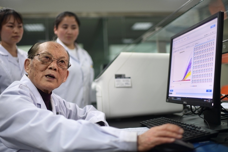 2021年6月17日，吳天一（前）在青海西寧的實(shí)驗(yàn)室內(nèi)和學(xué)生討論。