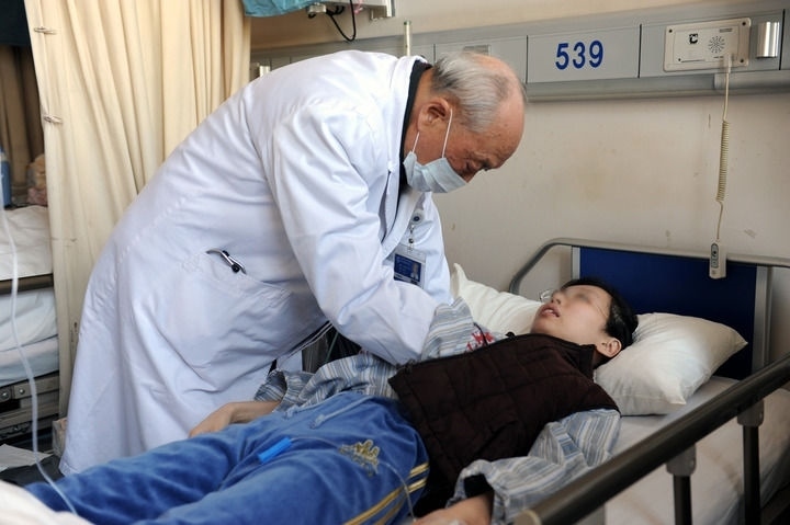 瑞金醫(yī)院終身教授王振義在上海瑞金醫(yī)院為病人看病（資料照片）。 新華社發(fā)