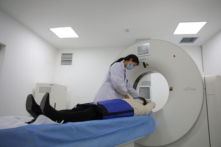 2023年3月2日，安徽省合肥市包河區(qū)煙墩街道社區(qū)衛(wèi)生服務(wù)中心的醫(yī)護人員為患者進行CT檢查。 新華社記者 曹力 攝