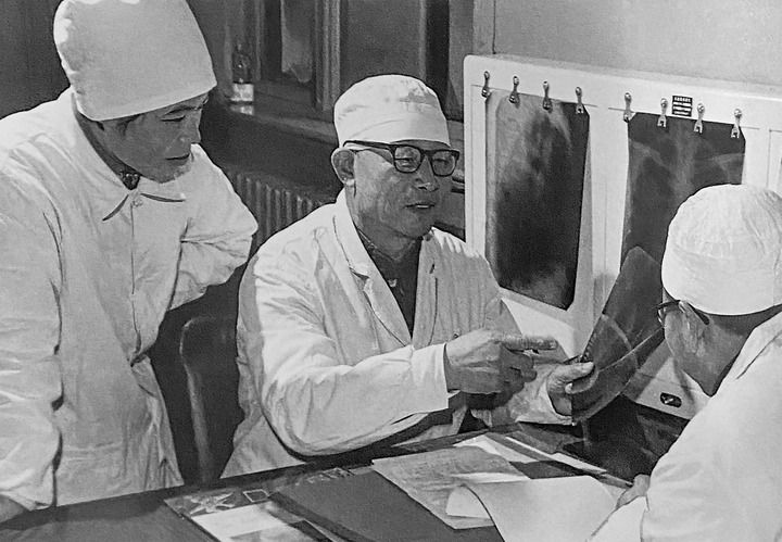 1980年1月16日，中日友好醫(yī)院首任院長辛育齡（中）在內(nèi)蒙古結(jié)核病院與胸外科醫(yī)師討論病例（翻拍照片）。 新華社發(fā)