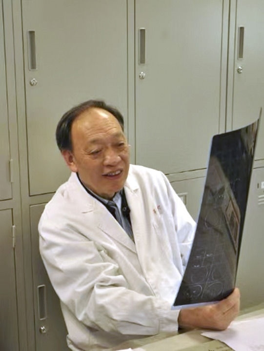 復(fù)旦大學附屬華山醫(yī)院感染科終身教授翁心華在工作（資料照片）。 新華社發(fā)