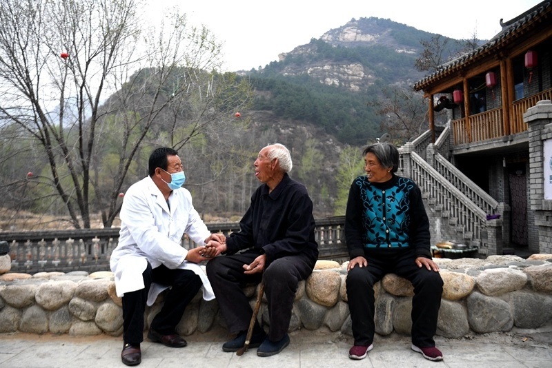 2020年4月15日，在河北阜平縣龍泉關(guān)鎮(zhèn)駱駝灣村，村醫(yī)霍建國為村民把脈。