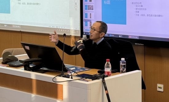 從去年秋天起，還在治療中的朱銳就堅(jiān)持給本科生開課。（受訪者供圖）