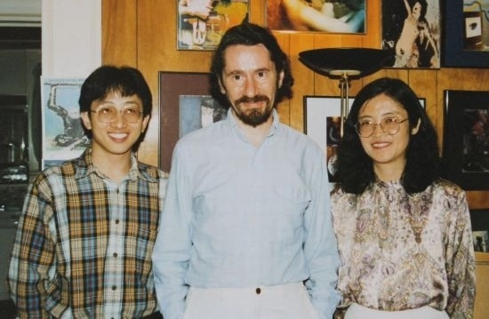 1992年，朱銳（左）赴美國杜蘭大學(xué)攻讀心靈哲學(xué)與認(rèn)知科學(xué)，師從心靈哲學(xué)和認(rèn)知科學(xué)家Radu Bogdan（中），右為朱銳師姐、北師大教授田平。