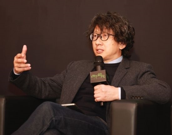 在學(xué)術(shù)論壇上發(fā)言的朱銳。（受訪者供圖）