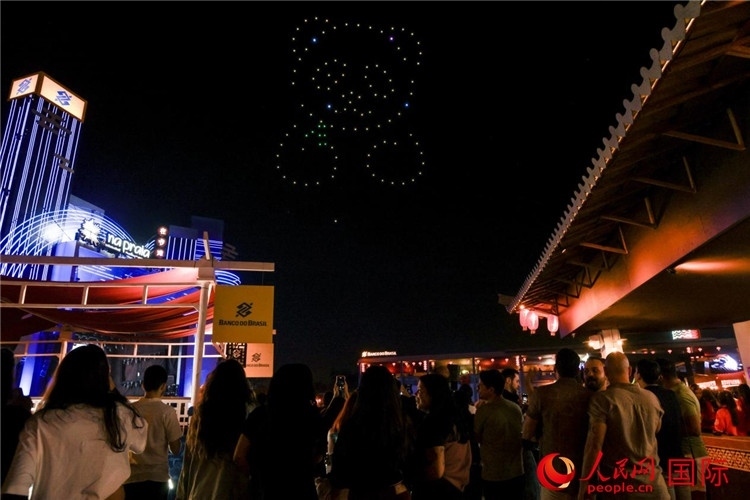 當(dāng)?shù)孛癖娪^看無人機(jī)表演。人民網(wǎng)記者 宋亦然攝