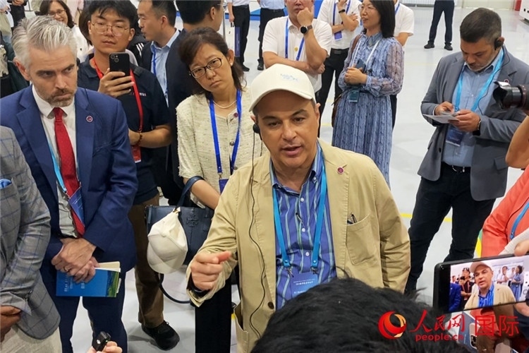 阿根廷駐華大使馬致遠(yuǎn)與億華通動(dòng)力科技有限公司總經(jīng)理于民討論關(guān)切問題。人民網(wǎng) 宋歌攝