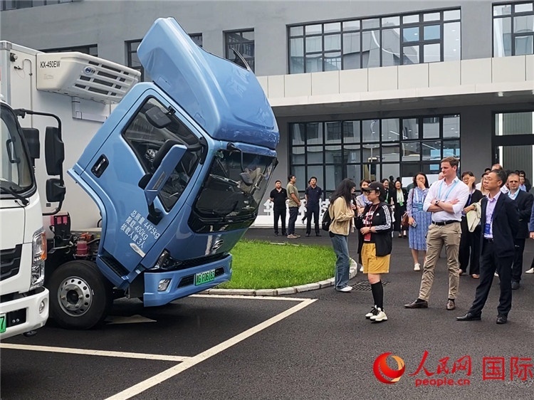 于民向駐華外交官和國際組織駐華代表介紹燃料電池車型。人民網(wǎng)記者 于洋攝