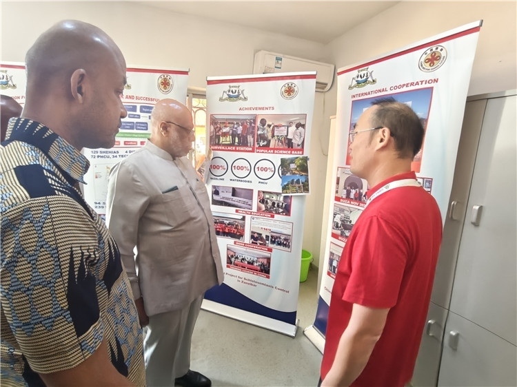 中方專家組組長黃玉政介紹項目進展。專家組供圖