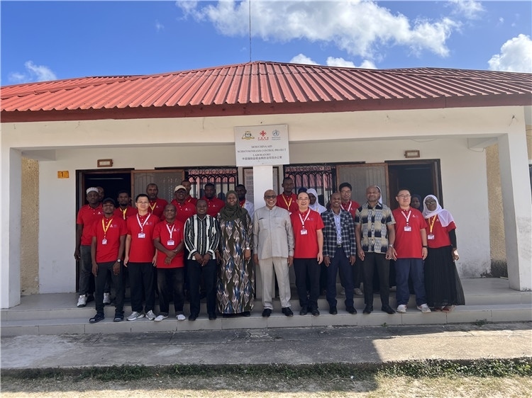 坦桑尼亞桑給巴爾衛(wèi)生部部長馬茲伊與中方專家組及非方工作人員合影。專家組供圖