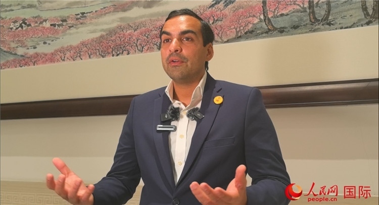 毛里求斯民議會議長阿德里安·夏爾·杜瓦爾接受媒體采訪。人民網(wǎng) 鐘文興攝