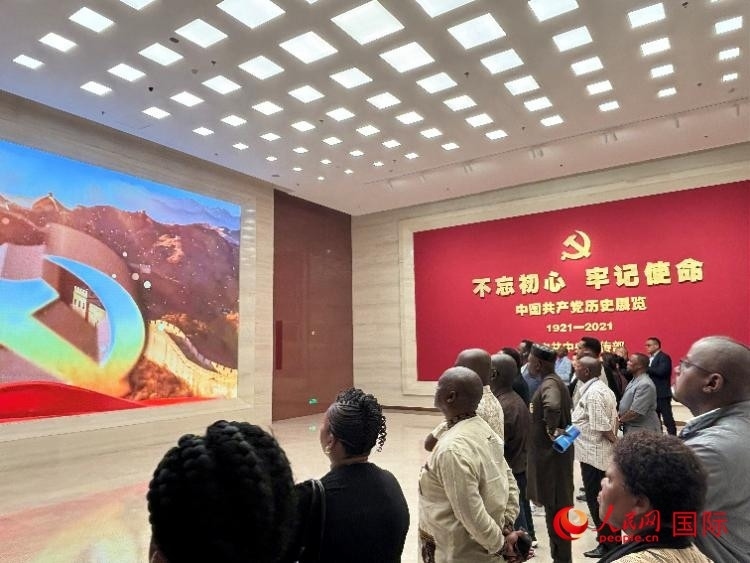代表團參觀“不忘初心 牢記使命”中國共產(chǎn)黨歷史展覽。人民網(wǎng) 曹欣悅攝
