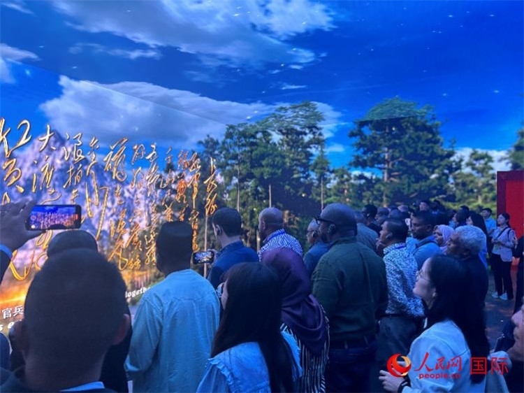 代表團在全景影院中感受長征場景。人民網(wǎng) 曹欣悅攝