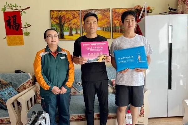 劉傲寒父子收到錄取通知書(shū)。北航供圖