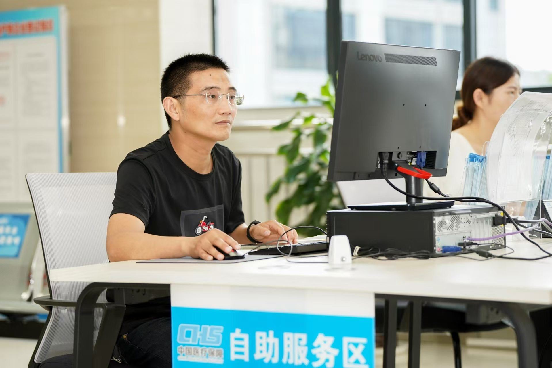 安徽省池州市市民在市政務(wù)服務(wù)大廳辦理業(yè)務(wù)。人民網(wǎng)記者 王銳攝