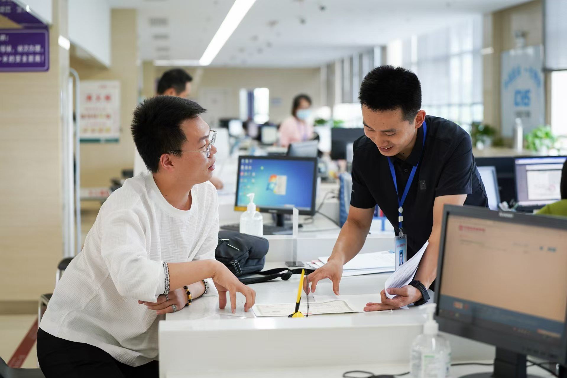 安徽省池州市市民在市政務(wù)服務(wù)大廳辦理業(yè)務(wù)。人民網(wǎng)記者 王銳攝