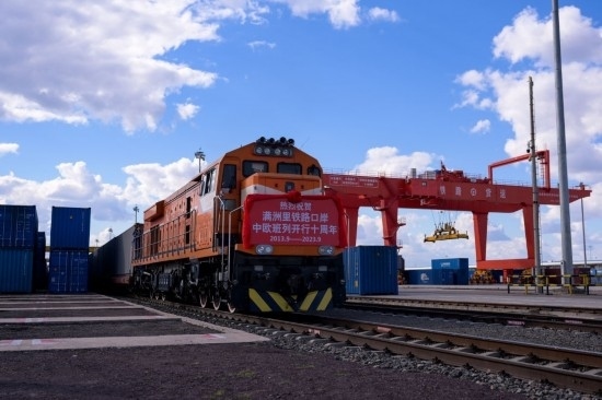2023年9月20日，一列中歐班列行駛在內(nèi)蒙古滿洲里站貨運(yùn)車間集裝箱場(chǎng)。作為我國(guó)向北開(kāi)放的“橋頭堡”、中歐班列“東通道”的重要口岸，滿洲里鐵路口岸不斷加大中歐班列通道能力建設(shè)，進(jìn)一步提升運(yùn)輸效率和品質(zhì)