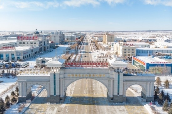 這是2024年1月31日拍攝的中國(guó)（黑龍江）自由貿(mào)易試驗(yàn)區(qū)黑河片區(qū)（無(wú)人機(jī)照片）。五年來(lái)，中國(guó)（黑龍江）自由貿(mào)易試驗(yàn)區(qū)將“試驗(yàn)田”種成“高產(chǎn)田”，以全省萬(wàn)分之三的面積，貢獻(xiàn)了全省約五分之一的實(shí)際使用外資和七分之一的外貿(mào)進(jìn)出口，在對(duì)外合作、降低物流成本、培育特色產(chǎn)業(yè)和新業(yè)態(tài)新模式等方面深入探索，成功產(chǎn)出超過(guò)300項(xiàng)制度創(chuàng)新成果。