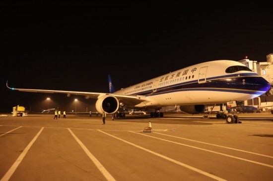 2024年4月24日晚，南航沈陽(yáng)-法蘭克福CZ8021首航航班在沈陽(yáng)桃仙國(guó)際機(jī)場(chǎng)準(zhǔn)備起飛。這是國(guó)內(nèi)航司在東北地區(qū)開(kāi)通的首條直飛德國(guó)定期航線。