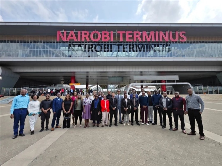 留學(xué)生們參訪中企承建的蒙內(nèi)鐵路。中國駐肯尼亞大使館供圖