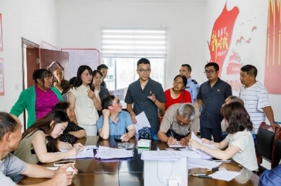 圖為2024年8月6日，重慶市奉節(jié)縣人民法院興隆人民法庭庭長費明軍（中）在做調解工作。蹇懿 攝