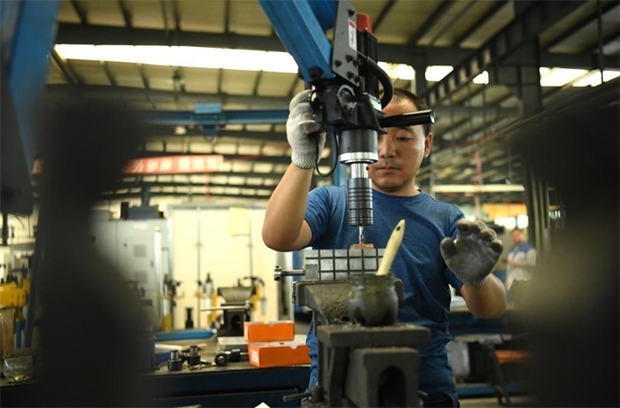 2024年7月30日，在長(zhǎng)春吉林通用機(jī)械（集團(tuán)）有限責(zé)任公司模具裝配生產(chǎn)線，鉗工在進(jìn)行攻絲操作。近年來(lái)，吉林通用機(jī)械（集團(tuán)）有限責(zé)任公司通過(guò)數(shù)字化改造、智能化升級(jí)提高生產(chǎn)效率，提升產(chǎn)業(yè)競(jìng)爭(zhēng)力，已成為全球鋁加工汽車輕量化零部件知名供應(yīng)商，為奧迪、大眾、寶馬、奔馳、保時(shí)捷等多家品牌主機(jī)廠供應(yīng)零件。新華社記者柳文惠攝