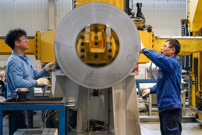 2023年3月16日，工人在位于太倉(cāng)市高新區(qū)的威爾斯新材料（太倉(cāng)）有限公司生產(chǎn)車間內(nèi)進(jìn)行加工作業(yè)。新華社記者李博攝