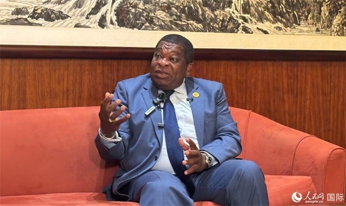 各國議會聯(lián)盟秘書長馬丁·純貢接受采訪。人民網(wǎng) 曹欣悅攝