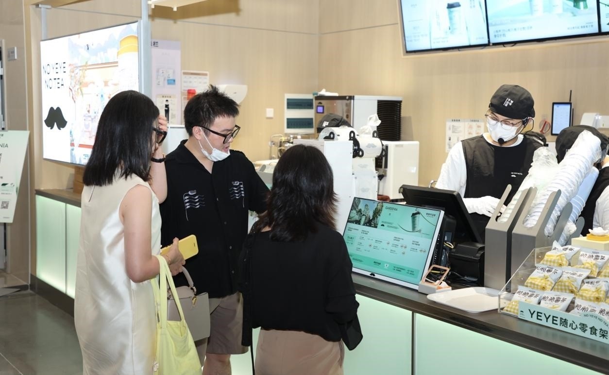 “爺爺不泡茶”奶茶品牌店。人民網(wǎng) 王戰(zhàn)雄攝