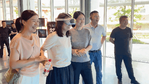 研學團成員正在用VR眼鏡體驗。人民網(wǎng) 王戰(zhàn)雄攝