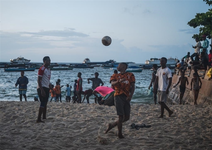 2023年12月31日，人們在坦桑尼亞桑給巴爾島海濱踢球。新華社記者王冠森攝