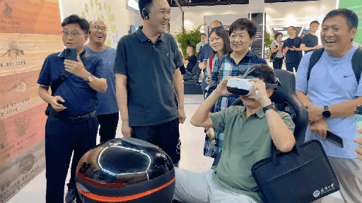 研學團成員正在用VR眼鏡體驗。人民網(wǎng) 王戰(zhàn)雄攝