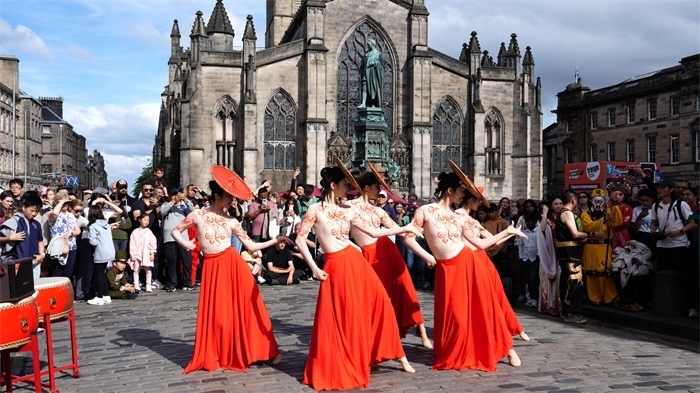 《長城魂》的演員在愛丁堡皇家一英里街頭演出。主辦方供圖