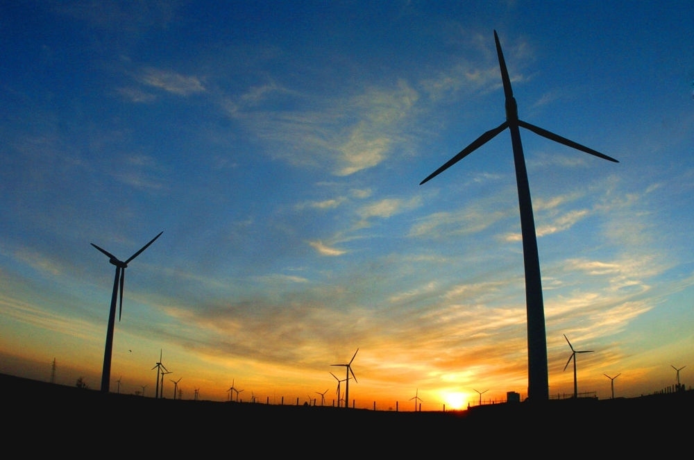 2005年，吉林省白城市通榆縣境內(nèi)幾十部風(fēng)力發(fā)電機(jī)組在工作。新華社發(fā)