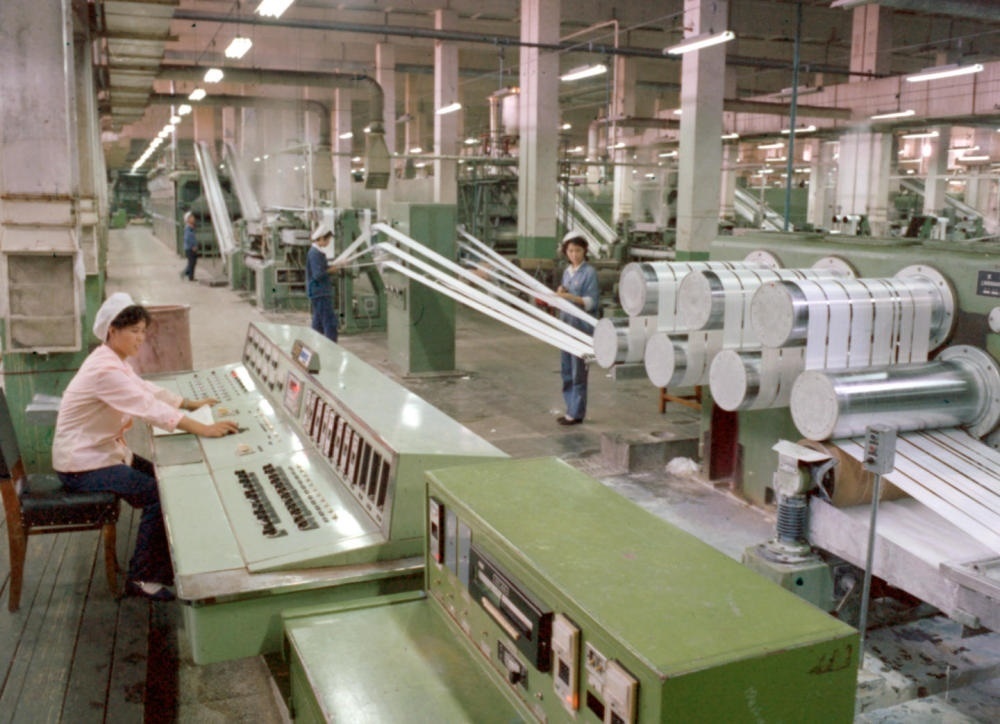 1981年，東北遼陽石油化學(xué)纖維廠抽絲車間一角。新華社發(fā)