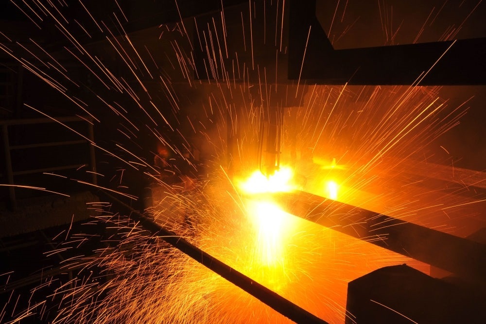 2015年3月10日，東北特鋼集團(tuán)大連基地生產(chǎn)的合金鋼連鑄坯進(jìn)行定尺切割。新華社發(fā)