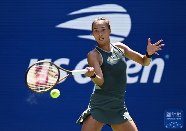 鄭欽文在比賽中回球。新華社記者 李睿 攝