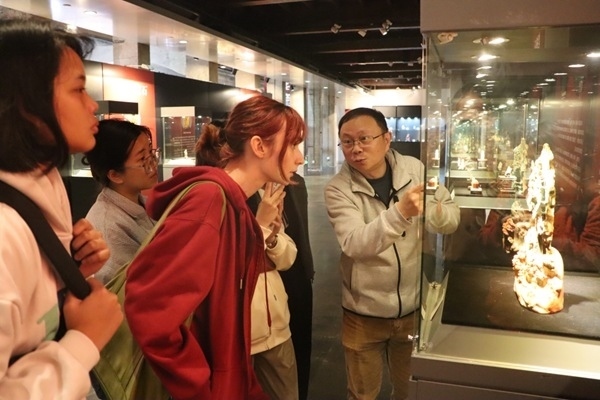 “熊貓叨叨”團(tuán)隊參觀玉器文化展。