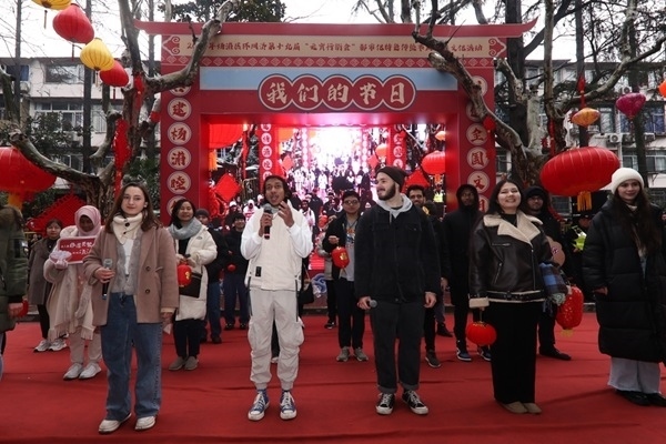 “熊貓叨叨”團(tuán)隊參加上海四平社區(qū)“元宵行街會”。