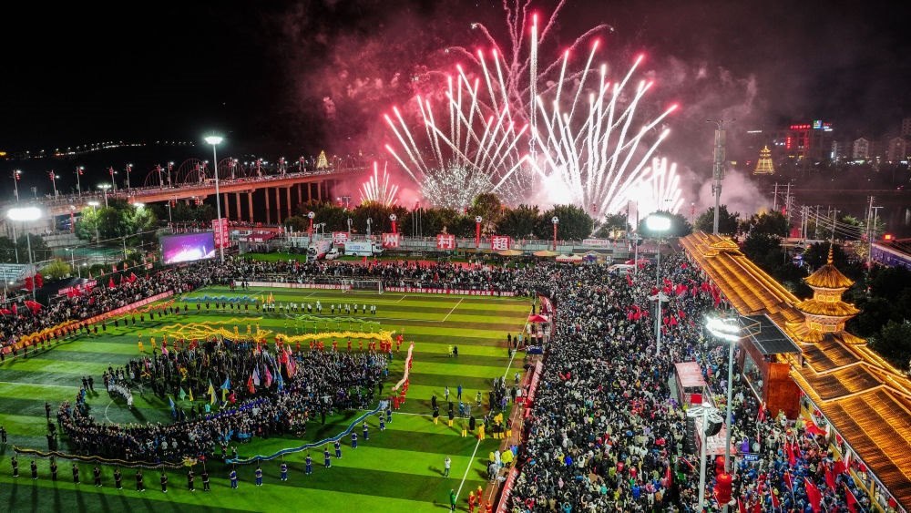 2024全國“村晚”示范展示活動暨貴州“村超村晚”舉行音樂煙花秀表演（無人機(jī)照片，2024年2月3日攝）。新華社記者 劉續(xù) 攝