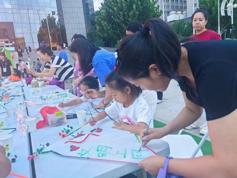 △家長(zhǎng)與孩子一起參與“文明上網(wǎng)”系列主題活動(dòng)。