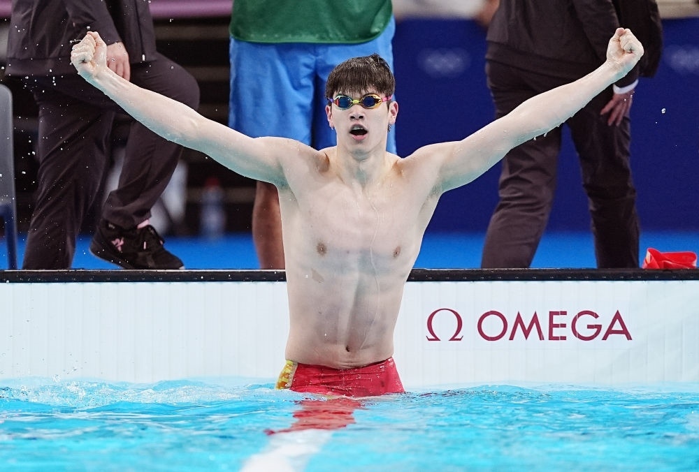 中國選手潘展樂在巴黎奧運(yùn)會游泳男子100米自由泳決賽后慶祝奪冠及打破世界紀(jì)錄（2024年7月31日攝）。新華社記者 杜宇 攝
