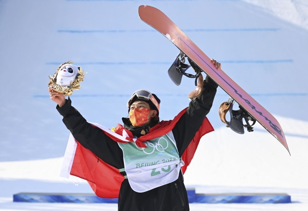 蘇翊鳴在北京2022年冬奧會單板滑雪男子大跳臺決賽奪冠后慶祝（2022年2月15日攝）。新華社記者 黃宗治 攝
