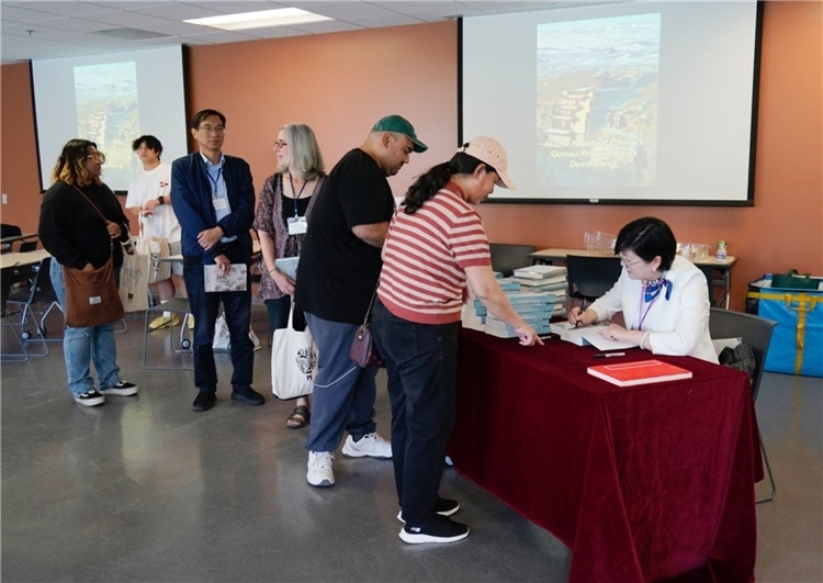 作者顧春芳在活動現場簽名贈書。羅先勇攝