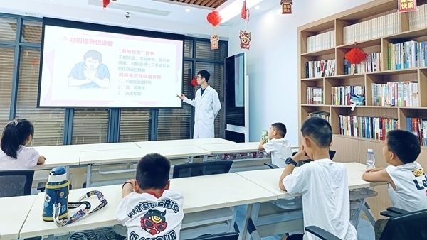 西安交通大學(xué)“筑夢醫(yī)心·護佑三農(nóng)”實踐團開展健康科普。校方供圖