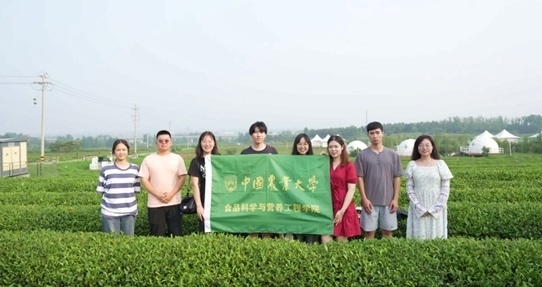 在山東日照，中國農(nóng)業(yè)大學(xué)食品學(xué)院實踐團就農(nóng)業(yè)生產(chǎn)智能化設(shè)備、肥料選用等問題開展實地調(diào)研，并面向300余名村民陸續(xù)開展4次科普宣講。校方供圖