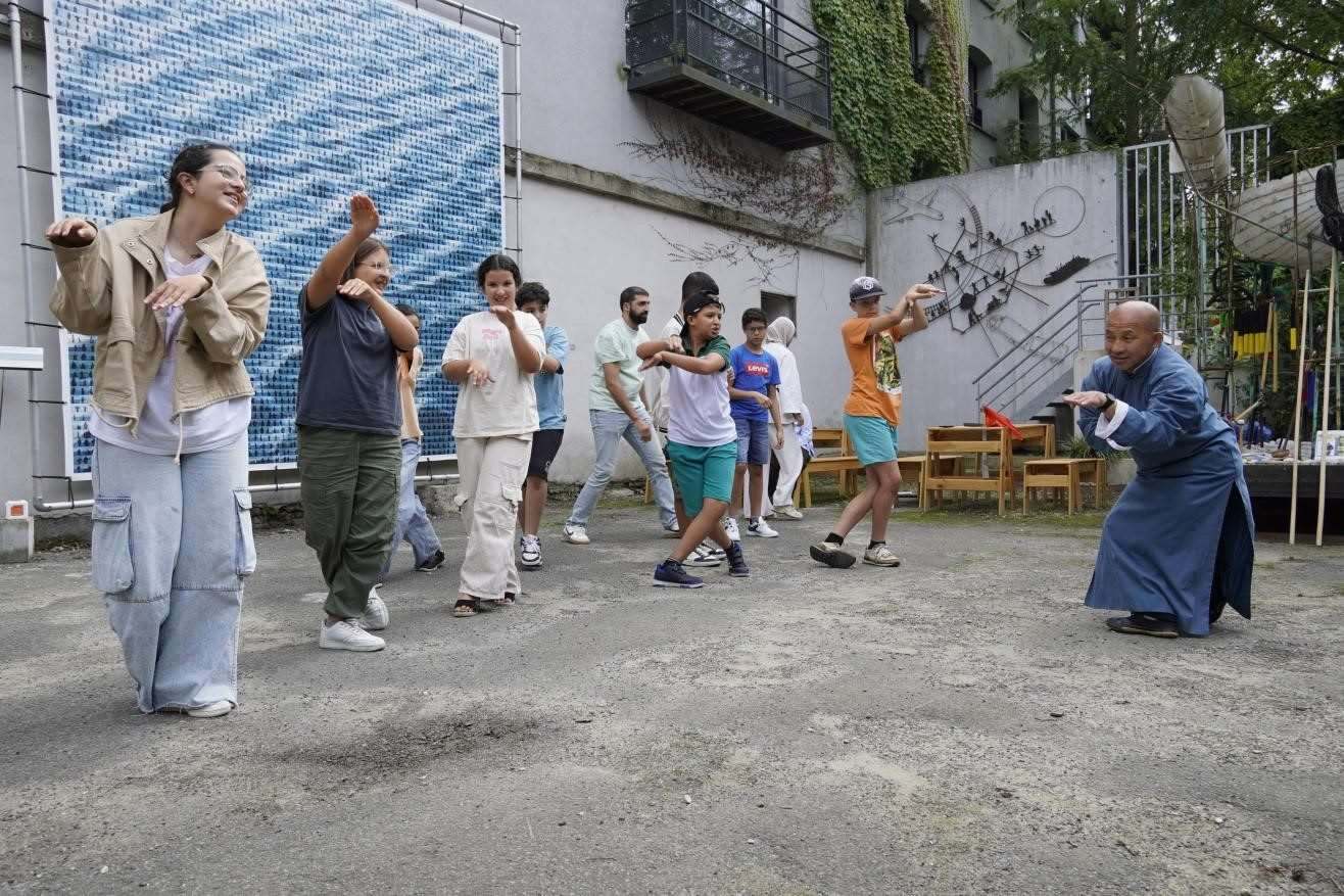 孩子們與魯汶大學(xué)武術(shù)老師，北少林長拳傳人羅師傅學(xué)習(xí)中國功夫。比利時(shí)維他命文化傳媒供圖