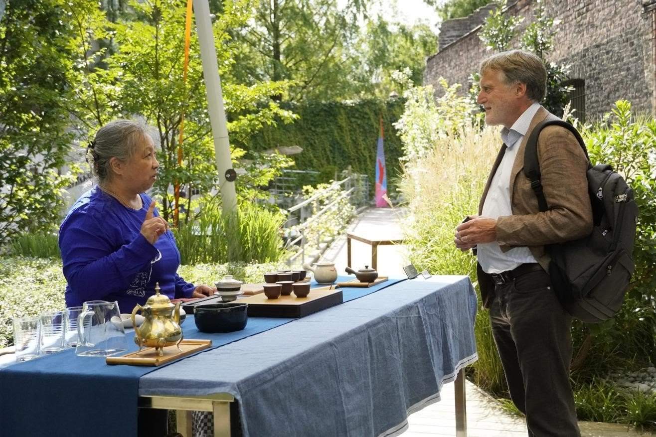 在博物館的戶外花園來賓品味中國茶藝。比利時(shí)維他命文化傳媒供圖