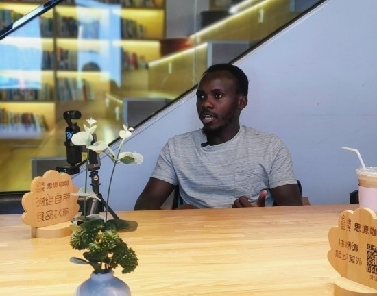 來自肯尼亞的北京交通大學(xué)留學(xué)生卡里烏在北京接受采訪（8月10日攝）。新華社記者 王小鵬 攝